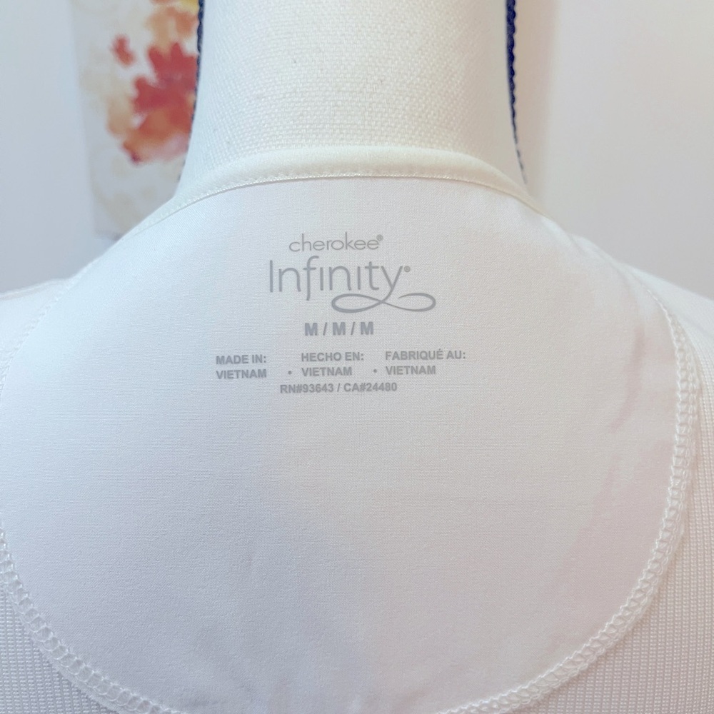 Cherokee Infinity Scrub Top - Picture 2 of 4